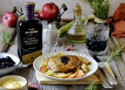 balsamic-marinated-pork-fillet-with-prunes-leeks-and-apples_denigris_recipes-min-min